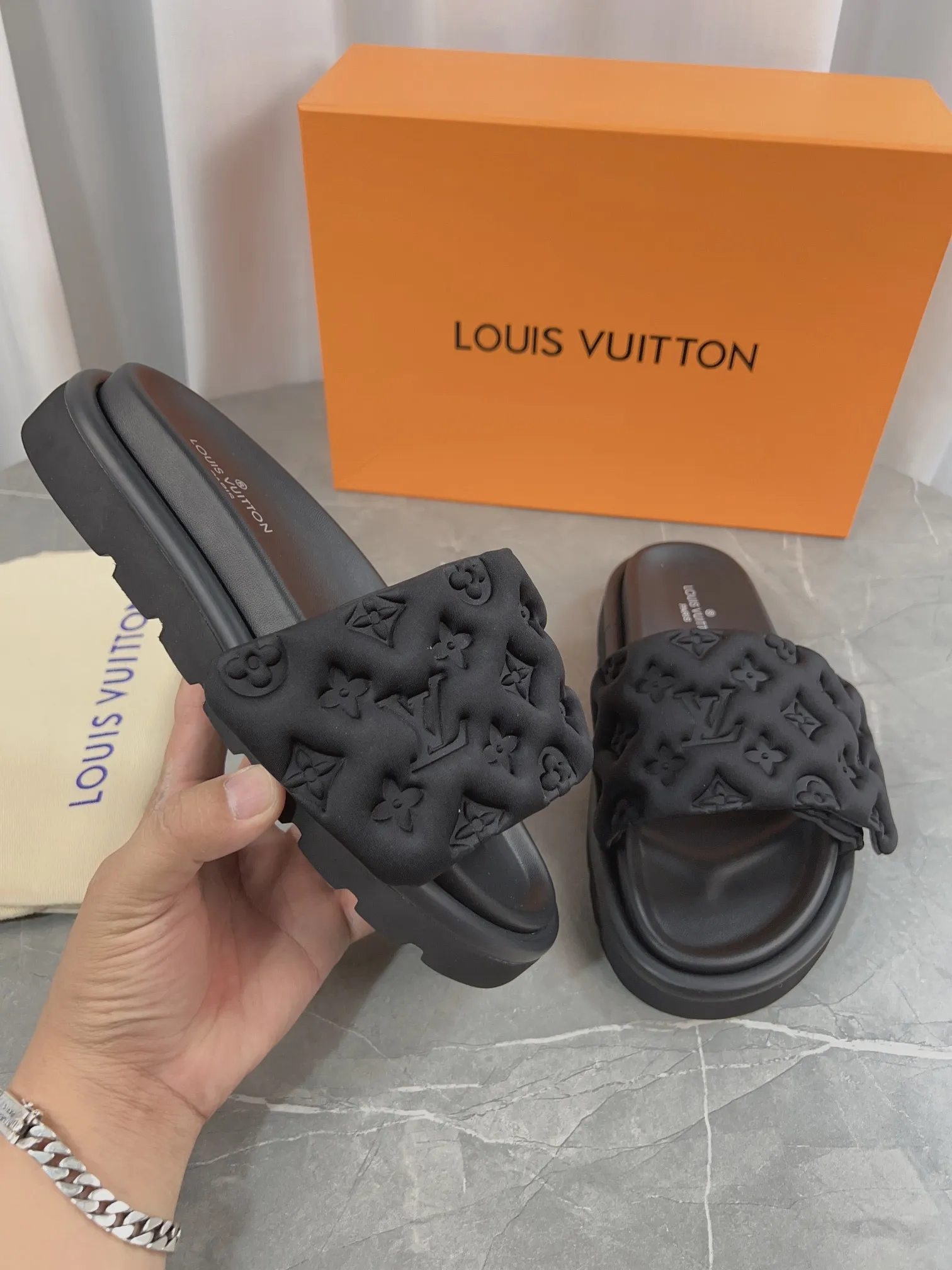 👟👟Ex-factory price 360👟👟 Women's Shoes Women's Clothing LV Donkey Brand L Home 2023 Hot Style Embossed Logo Embossed Sandals This Pool Pillow Comfort flat sandals are made of technical fabrics and use high-frequency embossing technology to reinterpret the Monogram pattern. Soft padded upper with adjustable Velcro, comfortable and tough insole adds harmonious color ▪️Fabric: Original customized technical fabric ▪️Lining: soft sheepskin lining ▪️Sole: Original open-molded rubber foam outsole Color: sky blue. Yellow. Black ▪️Size: 35-45